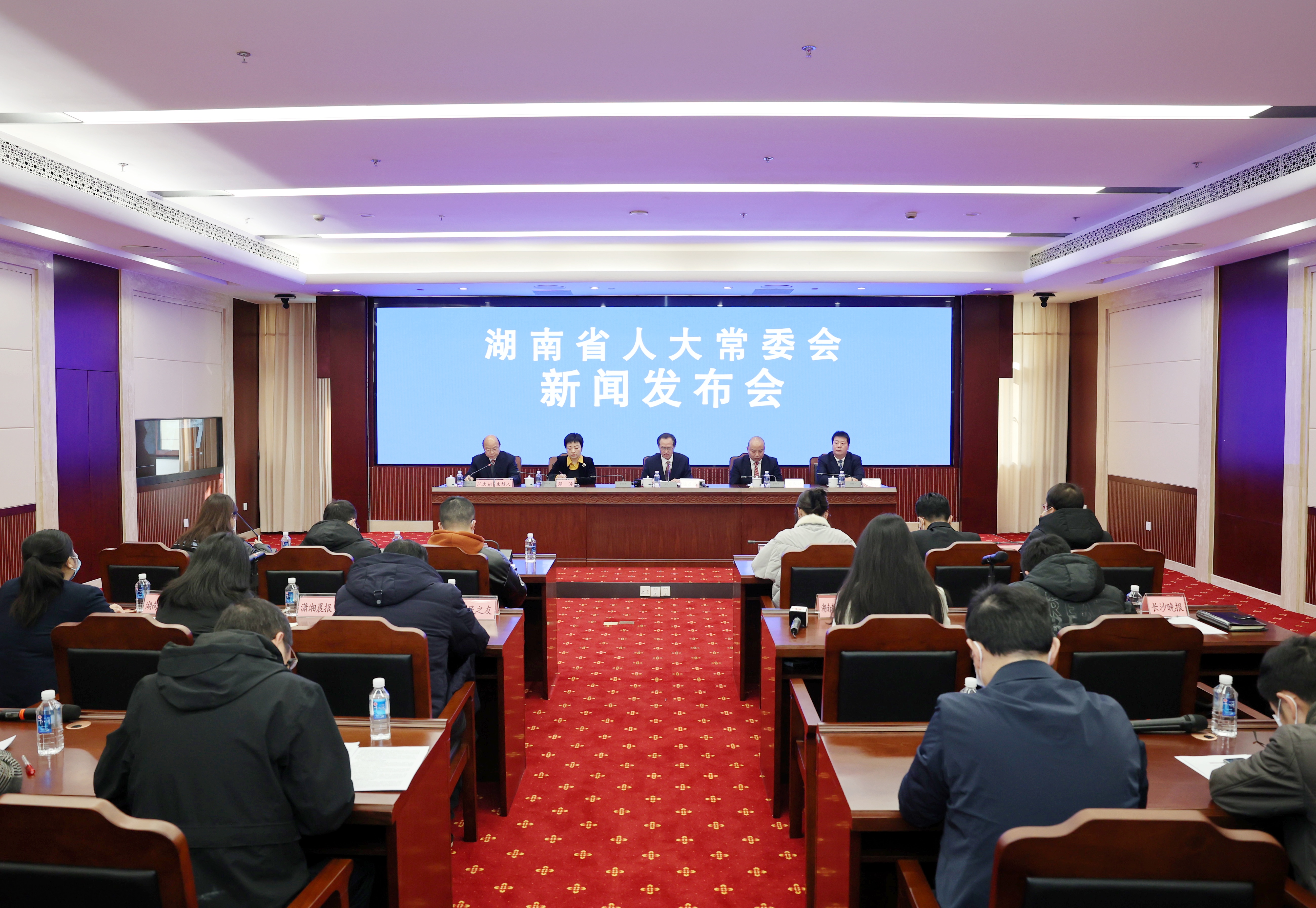 省人大常委会举行新闻发布会 就《免费av影片
先进制造业促进条例》等法规相关问题答记者提问